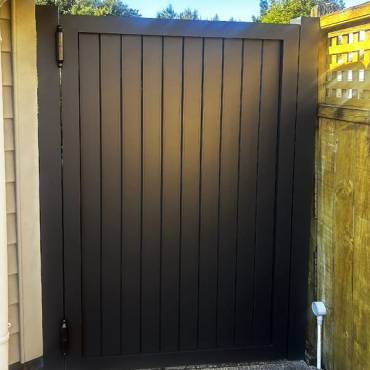 Fence NZ: A new residential pedestrian gate providing secure and easy access for an Auckland home.
