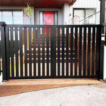 Fence NZ: A new residential swing gate providing a secure and elegant entrance to an Auckland home.