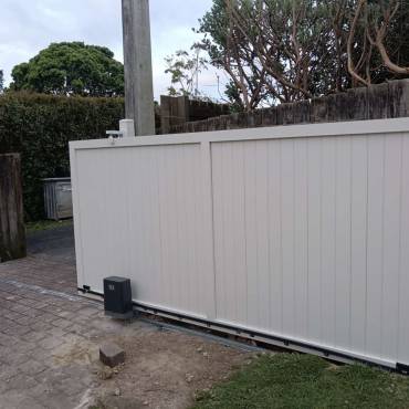 Aluminium sliding gate installed at a home in Birkdale, Auckland by FenceNZ
